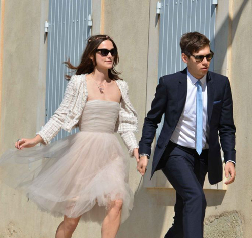 Кира НАЙТЛИ и ее супруг выходят из ратуши после церемонии бракосочетания.