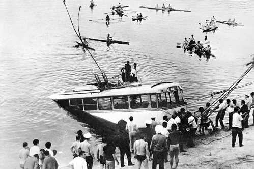 Нырнув, КАРАПЕТЯН зацепил троллейбус тросом, за который подъёмные краны вытянули его на берег