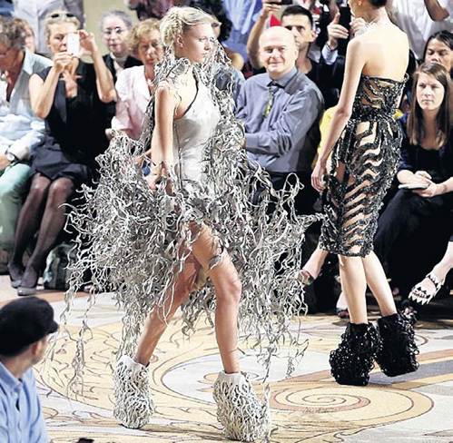 Голландский дизайнер ВАН ХАРПЕН оденет всех под Lady Gaga