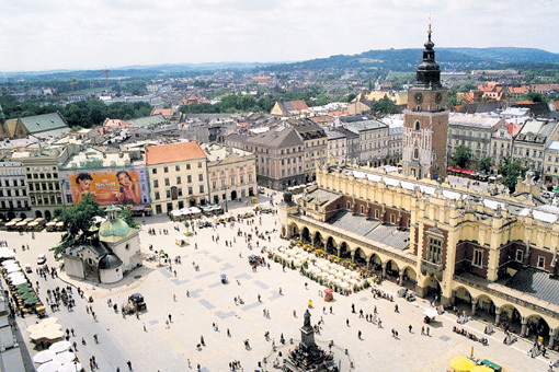 Вид на главную рыночную площадь и Сукенницы с башни Мариацкого костела - той самой, в которой каждый час играет трубач