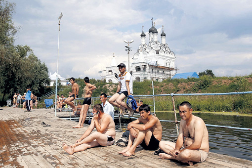 Множество людей азиатской внешности на улицах российских городов - реалии нашего времени