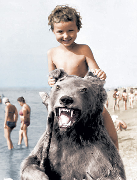 Каждое лето маленькая Леночка ездила с родителями на море