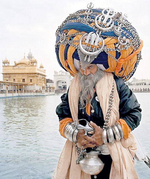 Сикхи очень любят на головном уборе металлические украшения, в том числе холодное оружие
