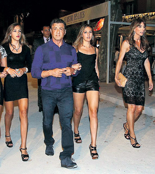 Дочки СТАЛЛОНЕ - Систин (слева) и Софи (в шортах) унаследовали безупречную фигуру матери (справа) и уверенность отца