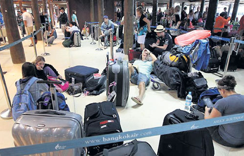 Спать на полу в аэропорту неудобно, но приходится, когда турфирма «сливается»