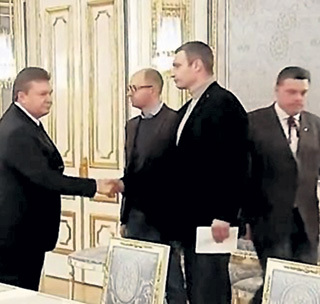 Виктор ЯНУКОВИЧ жал руки и предлагал ЯЙЦЕНЮХУ и КЛИЧКО посты в правительстве, а надо было отдать приказ об их аресте, как изменников родины