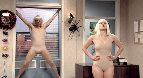 Благодаря Джиму КЭРРИ и Кейт МАККИННОН субботний вечер для телезрителей США прошёл не зря