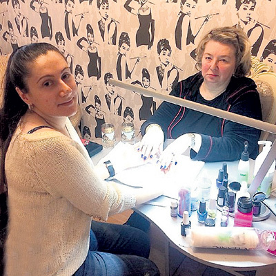 Мастер маникюра и педикюра Лали «делает» ногти Татьяне ТАРАСОВОЙ...