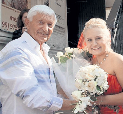 ...спустя годы девочки горе-папашу простили. Ксения даже на свадьбу позвала. Фото: Fb.com