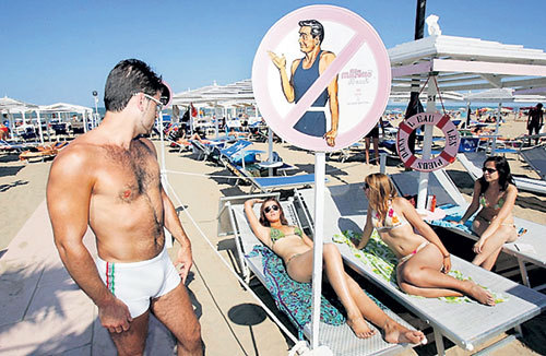 Чтобы дикие турецкие мужики не набрасывались на отдыхающих женщин, на многих курортах страны появились зоны, куда местным ловеласам доступ запрещён