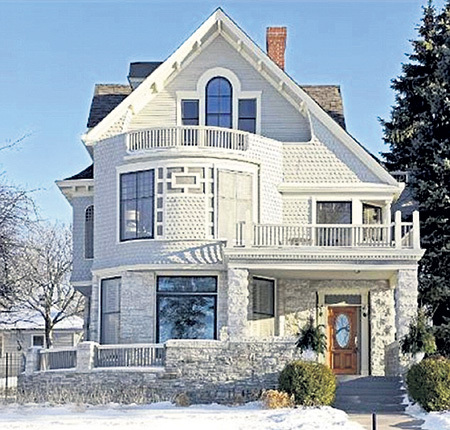 В доме Джоша ХАРТНЕТТА в Миннесоте пять спален, тренажёрный зал, гараж на четыре автомобиля и винный погреб