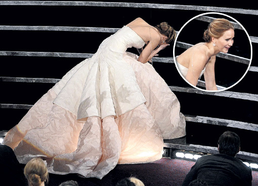 Звезда «Голодных игр» Дженнифер ЛОУРЕНС не удержалась на ногах, получив премию «Оскар»