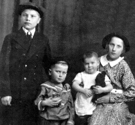 Ещё все вместе: Петя, Вася, Ниночка и Маруся ГОРДЕЕВЫ (Москва, 1938 год)