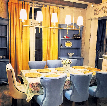 Гостиная на первом этаже уютно обставлена. Фото: фейсбук**