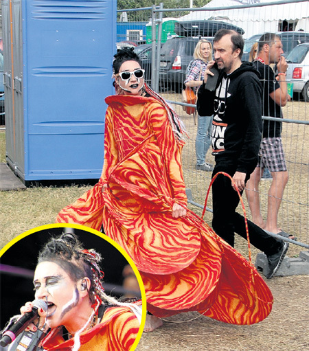 Певица ЛИНДА щеголяла в эпатажном наряде, но босиком