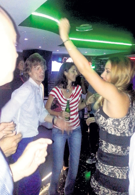 Мик ДЖАГГЕР в кубинском ночном клубе оказался своим в доску