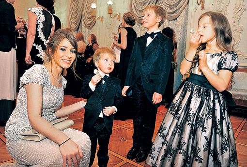Бывшая гражданская супруга Андрея АРШАВИНА, телеведущая Юлия БАРАНОВСКАЯ, пришла на бал с сыновьями футболиста Арсением, Артемом и доченькой Яной