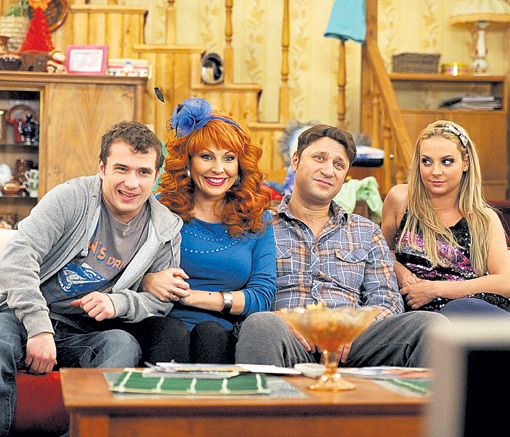 С ЯКИНЫМ, БОЧКАРЁВОЙ и ЛОГИНОВЫМ в сериале «Счастливы вместе»