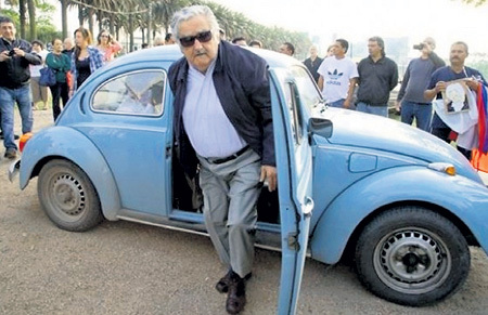 Ушедший в отставку президент Уругвая Хосе МУХИКУ демонстрирует всё своё имущество - выпущенный в 1987 году «фольксваген-жук» стоимостью $1,8 тысячи
