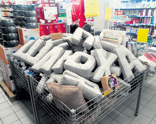 Подушки, выложенные в правильном порядке, могут многое рассказать. Фото с сайта pikabu.ru