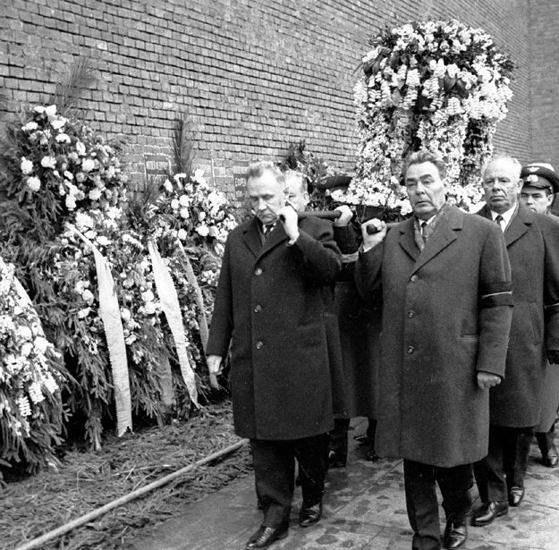Похороны космонавта № 1. На переднем плане - БРЕЖНЕВ и КОСЫГИН. Фото: © РИА «Новости»