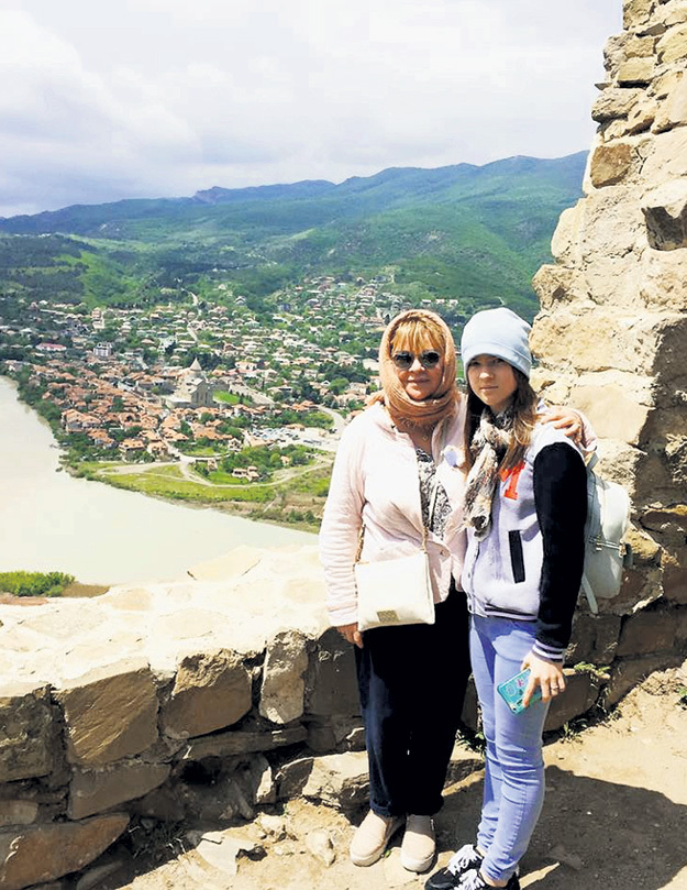 ВАЛЮШКИНА с дочерью Машей в Мцхете (на заднем плане слияние Арагвы и Куры, где стоял монастырь, в котором томился лермонтовский Мцыри)