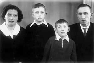 ИЗ СЕМЕЙНОГО АЛЬБОМА: мама Лидия Яковлевна, брат Слава, Олег, отец Григорий Степанович