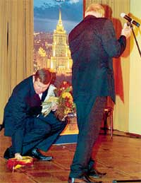 МАЭСТРО ПОДВЕЛА ДРОГНУВШАЯ РУКА: бутылка коньяка разбилась вдребезги