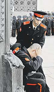 ДРУЖБА: сам погибай, а товарища выручай