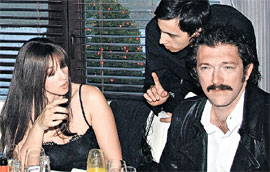 НА ПРЕЗЕНТАЦИИ: звездные супруги страдали от московской жары