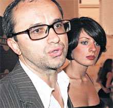 АНДРЕЙ ЗВЯГИНЦЕВ: после недавней публикации в «ЭГ» перестал скрывать от публики любовницу Анечку. Девушка работала монтажером на его фильме «Возвращение», там они и познакомились