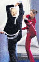 РАСТЯЖКА: фигуристы раскрывают перед артистами секреты мастерства