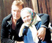 ЖУРАВЛЕВ С УЛЬЯНОЙ ЕГОРОВНОЙ: актёр очень похож на любимую бабушку, заменившую ему в детстве мать