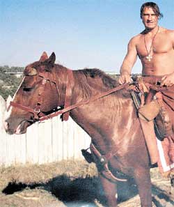 ЕЗДИТЬ ВЕРХОМ АКТЁР НАУЧИЛСЯ В ДЕТСТВЕ: с тех пор лошадей он любил больше, чем автомобили