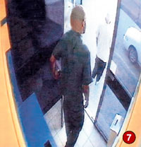 Через некоторое время жертва понимает, карточка «съедена» банкоматом, и они с преступником уходят