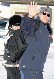 АЛЕКСАНДР КАРЕЛИН: совершал с женой пешие прогулки