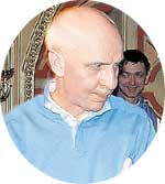 РЕЖИССЁР: следит за каждой мелочью