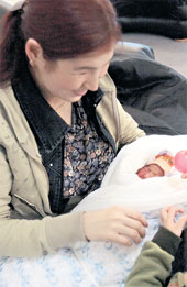 РОЖЕНИЦА-ПУТЕШЕСТВЕННИЦА: после экстремальных родов уже пришла в себя