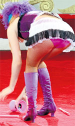 НЕЛОВКОСТЬ РУК: уронила реквизит