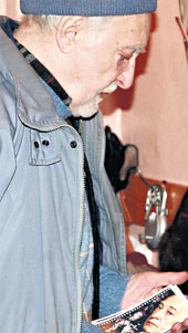 ФОТО НА ПАМЯТЬ: писатель получил его с автографом и пожеланием творческих успехов