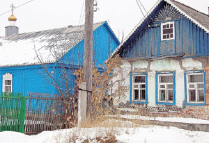 СТЕНКА НА СТЕНКУ: изба не ужилась с храмом