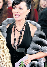 ЗНАКОМЫЙ ПРИКИД: на прошлогодней церемонии MTV Анастасия была в этой же меховой накидке