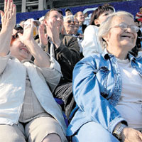 НА ТРИБУНЕ: за наших девчонок болели все - и стар, и млад