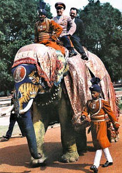 ВЫСОКИЙ ГОСТЬ: Жуков одинаково уверенно чувствовал себя и на коне, и на слоне