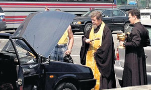 БАТЮШКИ-ВОДИТЕЛИ: пытаются завести мотор с Божьей помощью