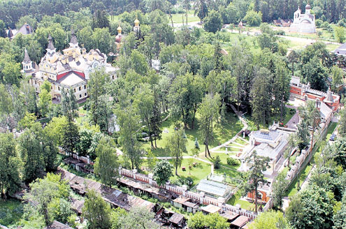 Окна кельи Патриарха выходят на территорию резиденции. Оторвавшись от бумаг, он любит смотреть на пруд с утками и лебедями