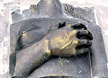 В ГОРОДСКОМ ПАРКЕ БАТАЙСКА ПОЯВИЛАСЬ СКУЛЬПТУРА «ЖЕНСКИЙ БЮСТ»: на барельефе грудь второго размера мнёт мужская рука. Дополняет памятник табличка со стишками: «Ты прикоснись ладонью к ней - не способа верней мужскую силу укрепить, навечно юность сохранить!»