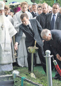 Дмитрий Анатольевич бросил горсть земли на крышку гроба своего выдающегося соотечественника