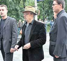 Эдуард ЛИМОНОВ пришёл на похороны с охраной