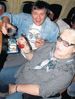 Компанию Лидии ФЕДОСЕЕВОЙ-ШУКШИНОЙ составил весельчак Александр ЦУРКАН